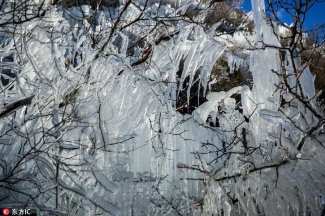 Ngắm thác băng nhân tạo đẹp mê hồn ở Trung Quốc-4