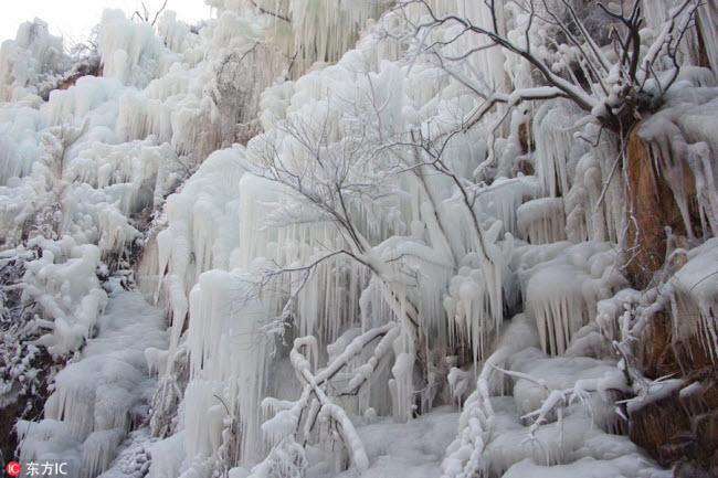 Ngắm thác băng nhân tạo đẹp mê hồn ở Trung Quốc-5