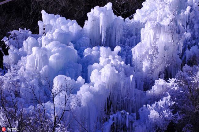 Ngắm thác băng nhân tạo đẹp mê hồn ở Trung Quốc-7