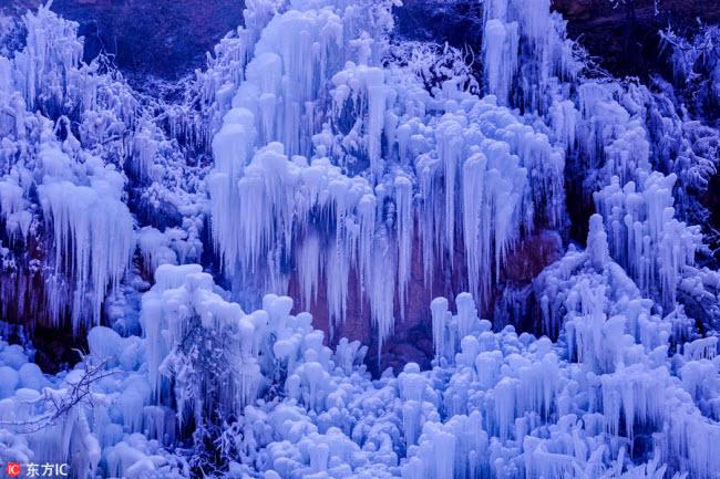 Ngắm thác băng nhân tạo đẹp mê hồn ở Trung Quốc-8
