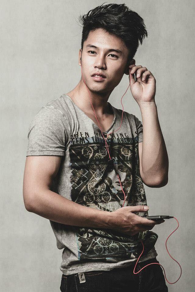 Anh già Noel điển trai lái môtô tặng quà cho trẻ vô gia cư-2