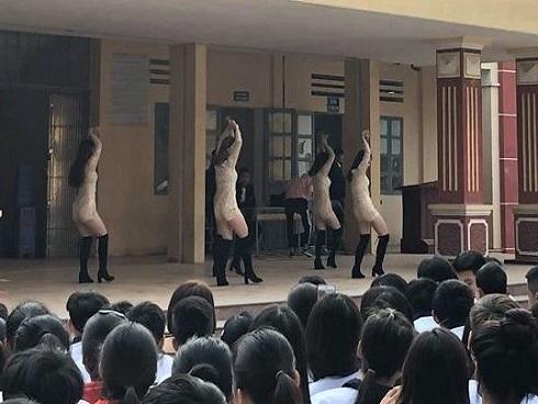 Biểu diễn gợi cảm ở trường cấp 3 bị chỉ trích