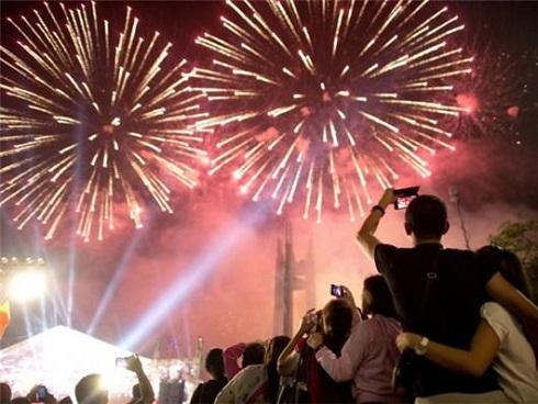 Đăng cổng chào đường đón xuân cạnh quần lót phụ nữ-3