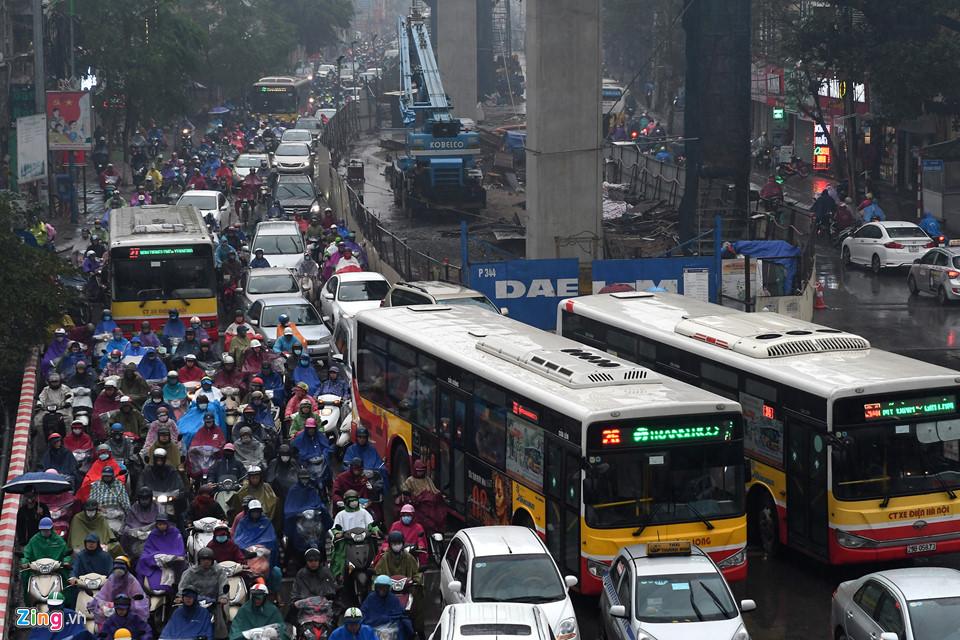 Ôtô, xe máy nhích từng mét trong mưa rét-1