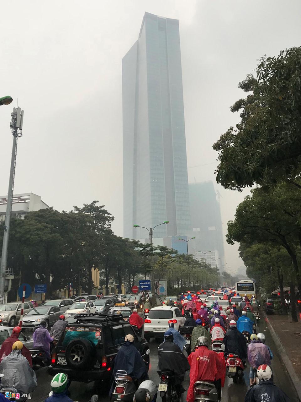 Ôtô, xe máy nhích từng mét trong mưa rét-2