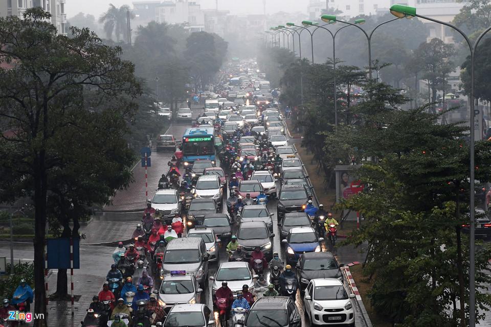 Ôtô, xe máy nhích từng mét trong mưa rét-3