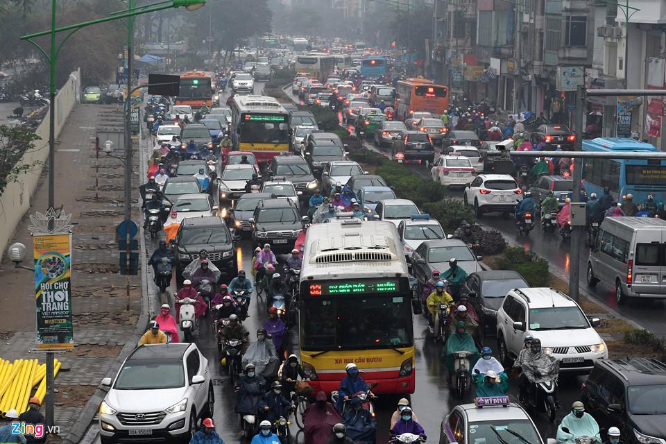 Ôtô, xe máy nhích từng mét trong mưa rét-4