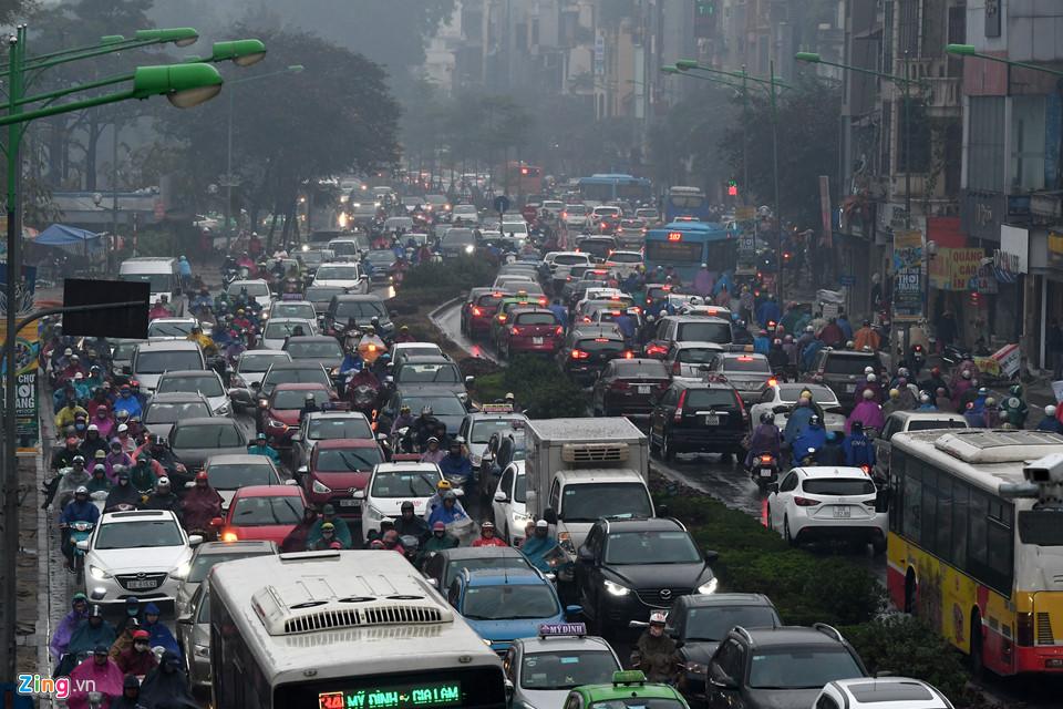 Ôtô, xe máy nhích từng mét trong mưa rét-5