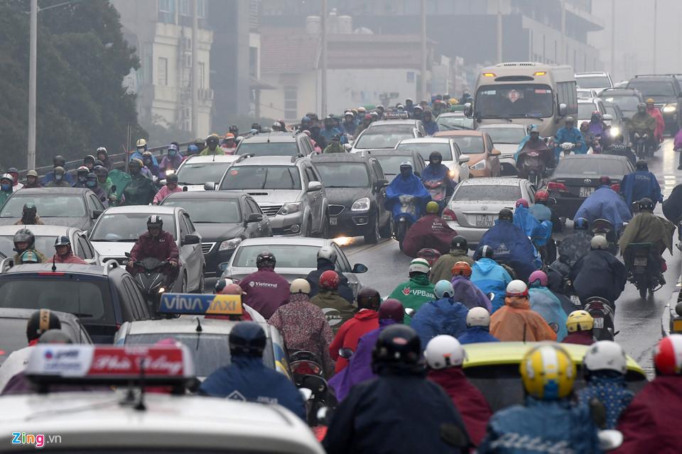 Ôtô, xe máy nhích từng mét trong mưa rét-6