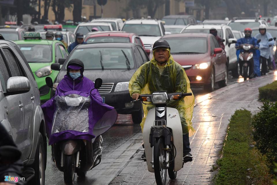 Ôtô, xe máy nhích từng mét trong mưa rét-7