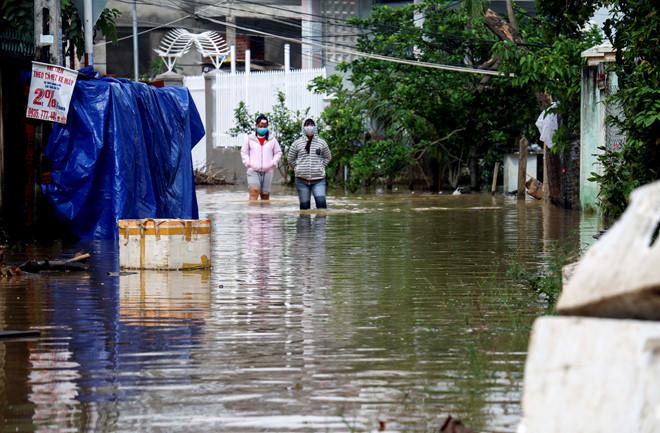 Lũ về bất ngờ, người Nha Trang không kịp trở tay-2