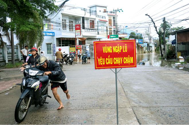 Lũ về bất ngờ, người Nha Trang không kịp trở tay-3