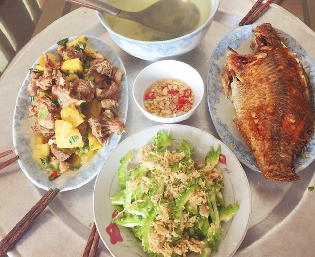 9x xinh đẹp chia sẻ những bữa cơm đầy ắp món ngon, chỉ 25 nghìn đồng/người-2