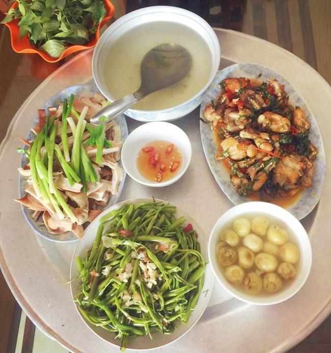 9x xinh đẹp chia sẻ những bữa cơm đầy ắp món ngon, chỉ 25 nghìn đồng/người-3