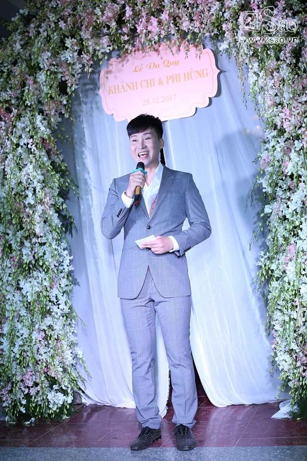 Lâm Khánh Chi và bố mẹ bước ra chào họ hàng-1