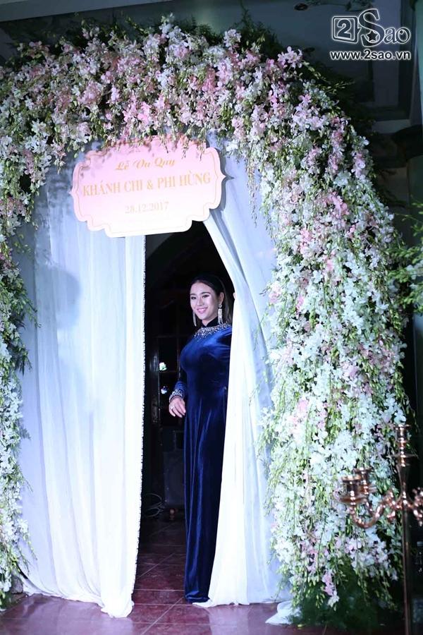 Lâm Khánh Chi và bố mẹ bước ra chào họ hàng-2