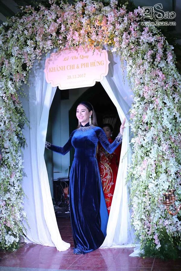 Lâm Khánh Chi và bố mẹ bước ra chào họ hàng-3