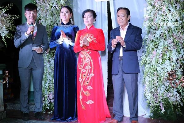 Lâm Khánh Chi và bố mẹ bước ra chào họ hàng-7