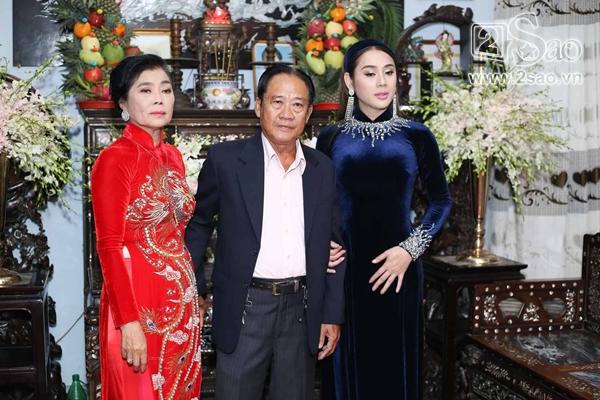 Lâm Khánh Chi và bố mẹ bước ra chào họ hàng-13