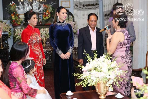 Lâm Khánh Chi và bố mẹ bước ra chào họ hàng-15