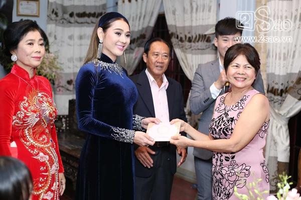 Lâm Khánh Chi và bố mẹ bước ra chào họ hàng-17