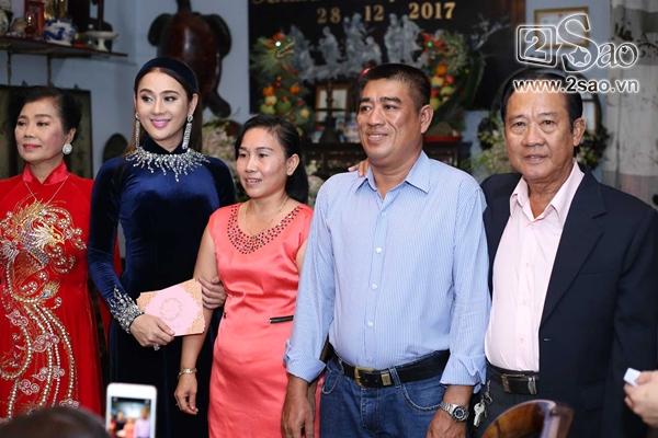 Lâm Khánh Chi và bố mẹ bước ra chào họ hàng-21