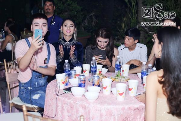 Hàng xóm quây kín nhà Lâm Công Chúa trong ngày hôn lễ-2