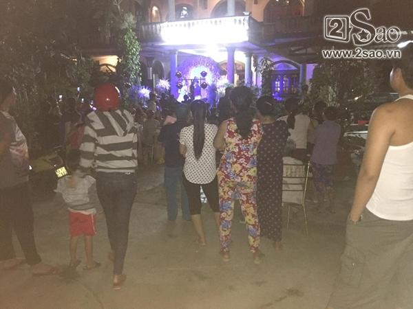 Đám cưới Lâm Khánh Chi thu hút sự quan tâm của người đi đường-4