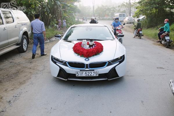 Chú rể mặc áo dài truyền thống màu vàng-1