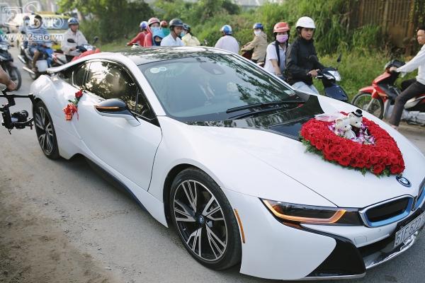 Chú rể mặc áo dài truyền thống màu vàng-2