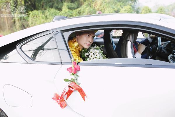 Chú rể mặc áo dài truyền thống màu vàng-3