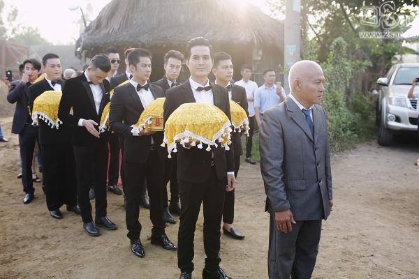 Chú rể mặc áo dài truyền thống màu vàng-5