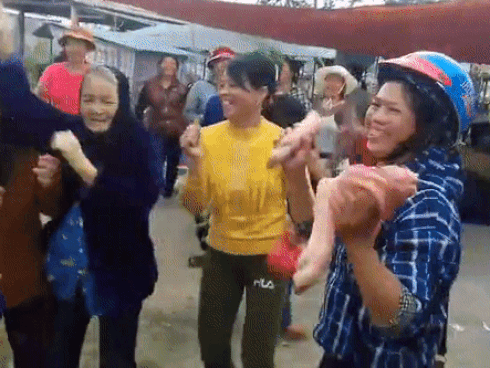 Các bà các mẹ quẩy tưng bừng giữa chợ khiến nhiều người thích thú-1