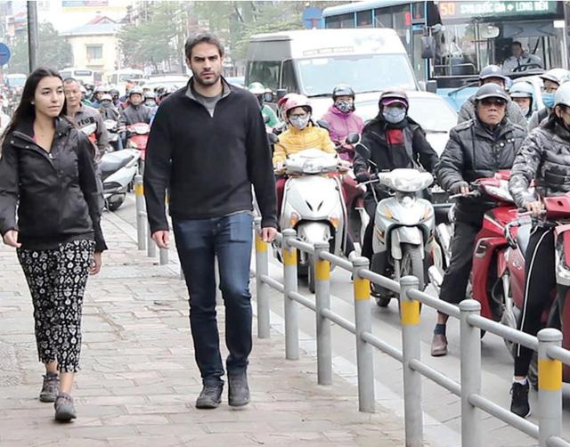 Lắp barie giữ vỉa hè: Kẻ cười, người khóc-1