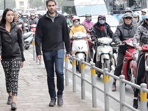 Lắp barie giữ vỉa hè: Kẻ cười, người khóc