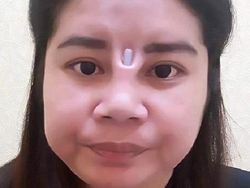 Nữ tiếp viên quán karaoke khỏa thân, tắm bia mua vui cho khách-2