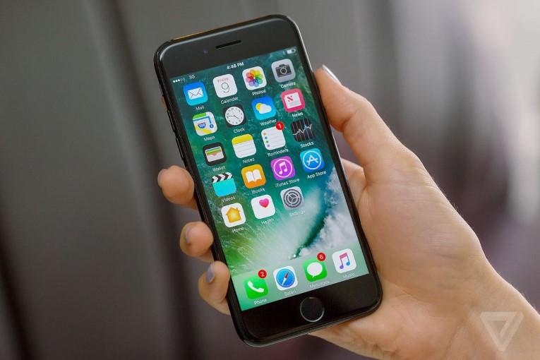Apple đối mặt vụ kiện 1000 tỉ USD vì làm chậm iPhone-1
