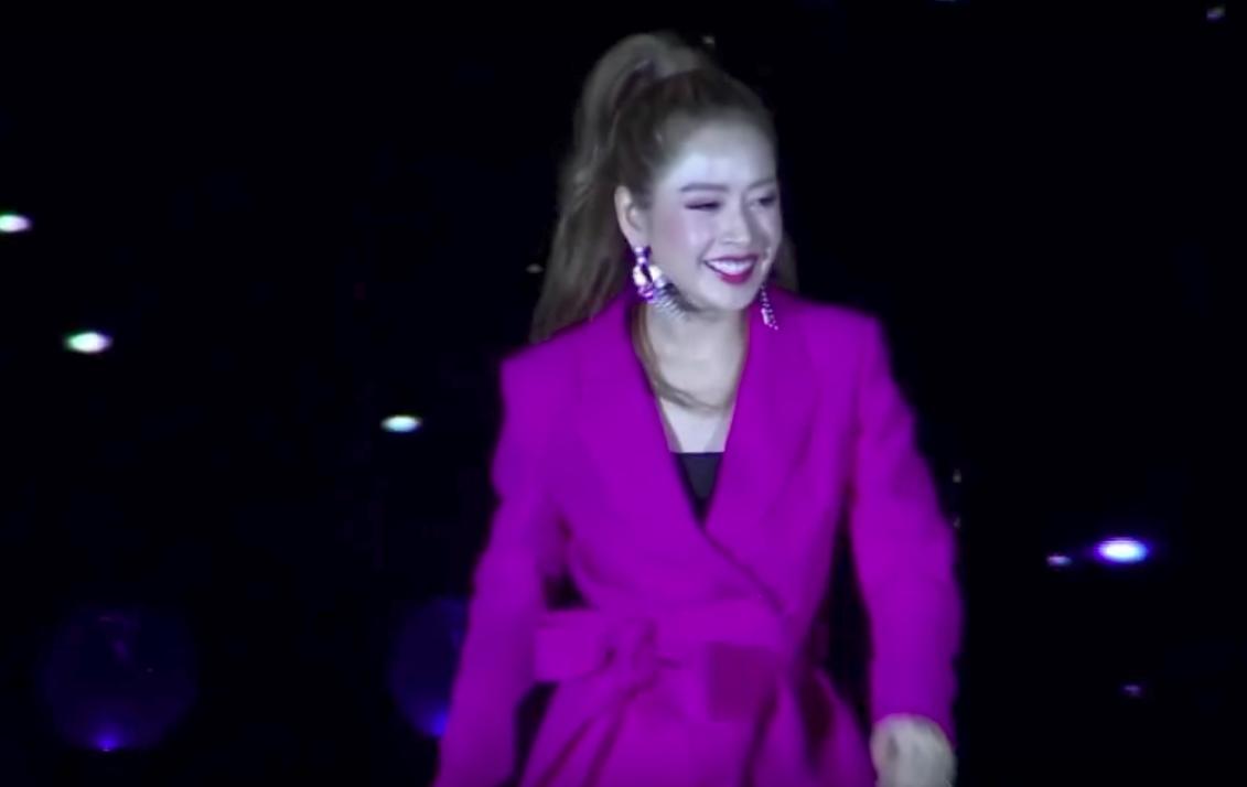 Clip: Khán giả cười ồ khi Chi Pu hát live không tới trên sân khấu sự kiện-1