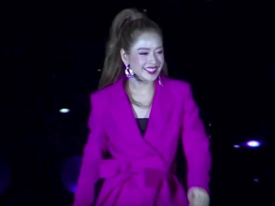 Clip: Khán giả cười ồ khi Chi Pu hát live không tới trên sân khấu sự kiện