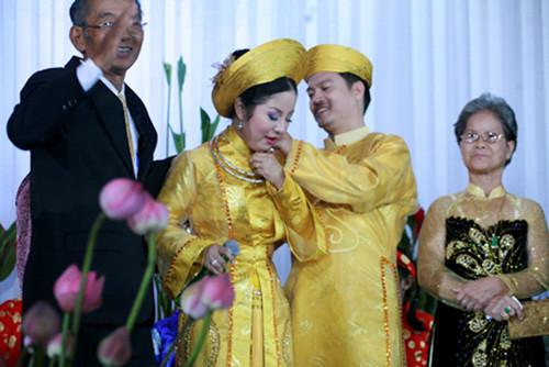 Cùng diện áo dài cưới vàng, mỹ nhân Việt nào đẹp đốn tim nhất?-6