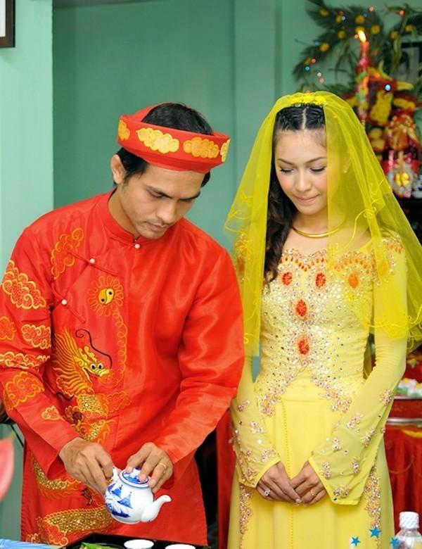 Cùng diện áo dài cưới vàng, mỹ nhân Việt nào đẹp đốn tim nhất?-8