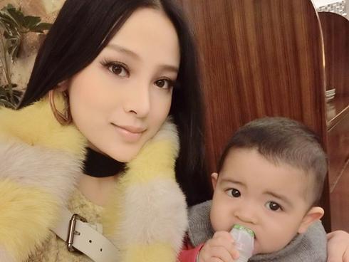 Cô gái đi trên đôi giày quái dị khiến ai cũng hết hồn-1