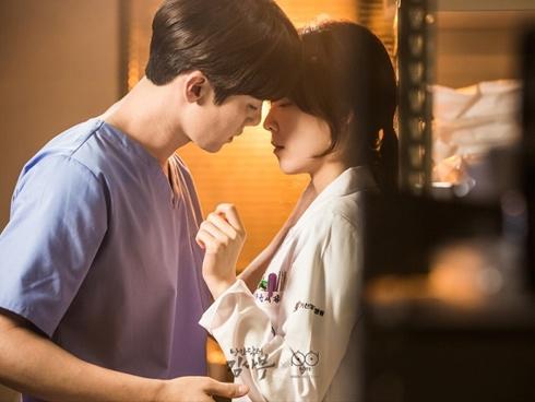 Tôi giật mình khi thấy cô bạn thân mặc chiếc áo sơ mi giống hệt của mình