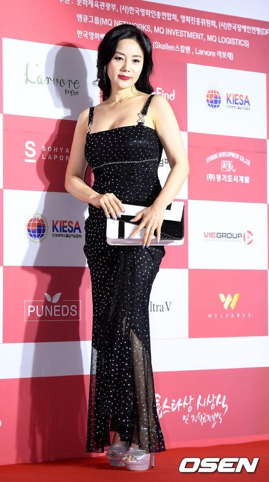 Cựu gương mặt đẹp nhất thế giới Nana giản dị hết cỡ vẫn nổi bật trên thảm đỏ-6