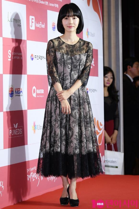 Cựu gương mặt đẹp nhất thế giới Nana giản dị hết cỡ vẫn nổi bật trên thảm đỏ-7