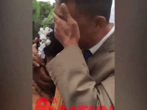 Cha bật khóc tiễn con gái về nhà chồng khiến dân mạng xúc động