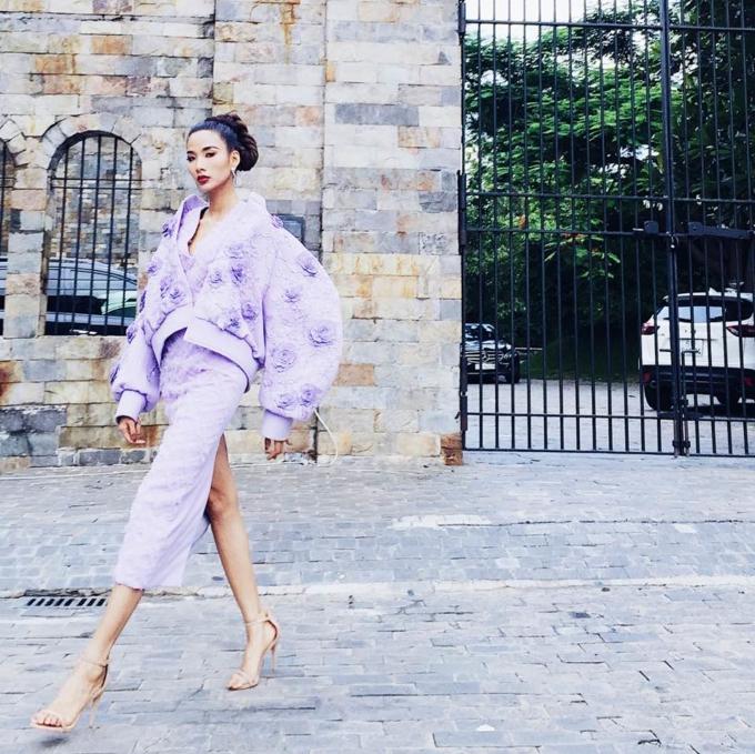 Hoàng Thùy quay ngoắt 180 độ từ thời trang lạc quẻ sang phong cách hoa hậu đằm thắm-7