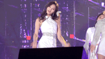 Đang nhảy thì nơ cài tóc bị rơi, Sana (TWICE) thản thiên nhét... vào ngực-1