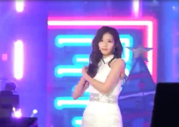 Đang nhảy thì nơ cài tóc bị rơi, Sana (TWICE) thản thiên nhét... vào ngực-2