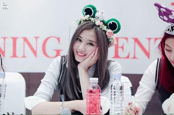 Đang nhảy thì nơ cài tóc bị rơi, Sana (TWICE) thản thiên nhét... vào ngực-4